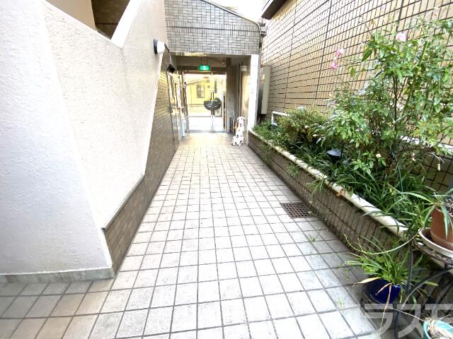 23/28 エントランス