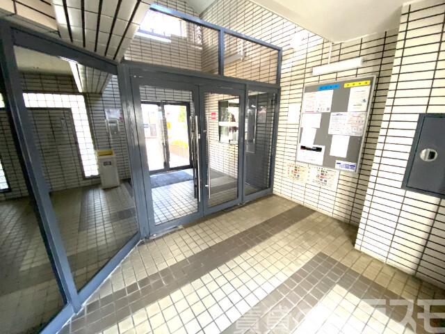 22/27 エントランス