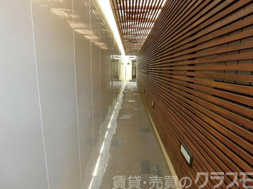 28/30 エントランス