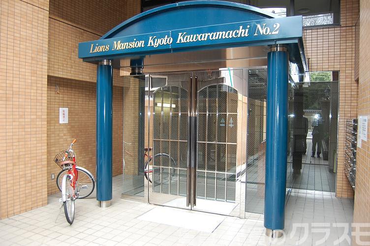 28/30 エントランス