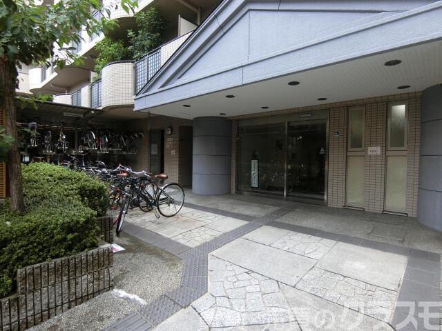 27/30 エントランス