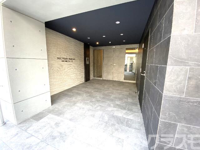 22/28 エントランス