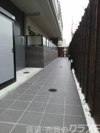 27/30 エントランス