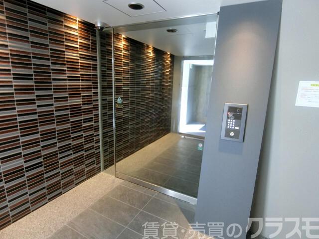 28/30 エントランス