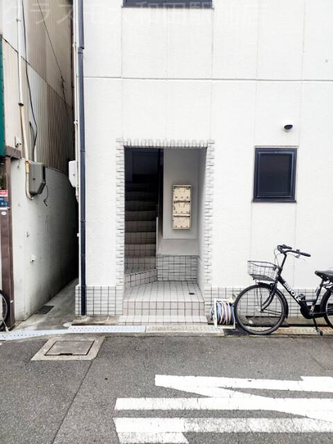 22/27 エントランス