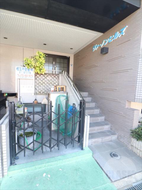 22/30 エントランス