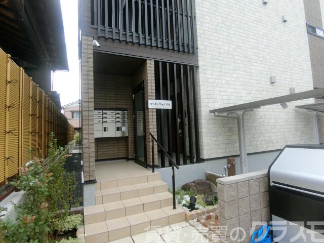 28/30 エントランス