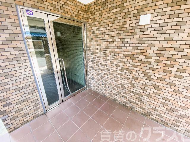 22/27 エントランス