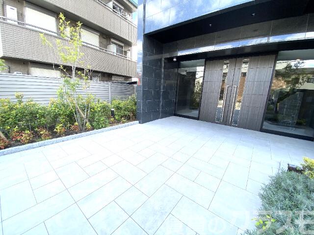 22/27 エントランス