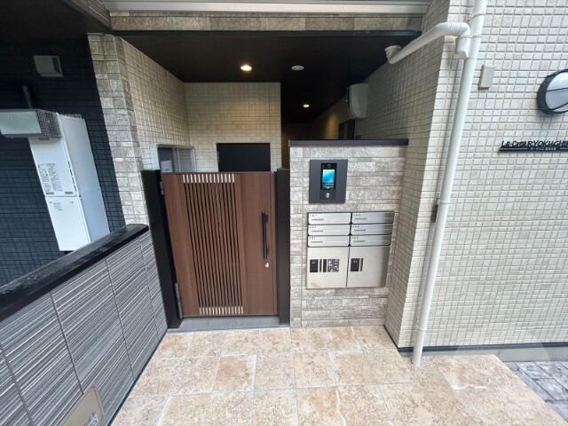 22/29 エントランス