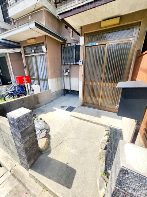 23/27 エントランス