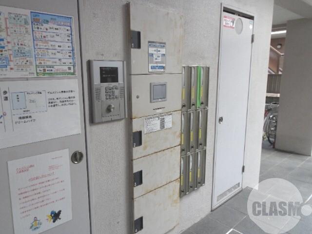 22/27 エントランス