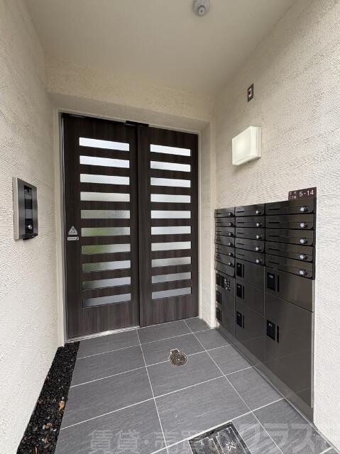 27/30 エントランス