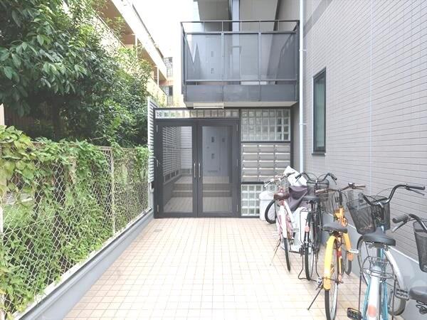 22/30 エントランス