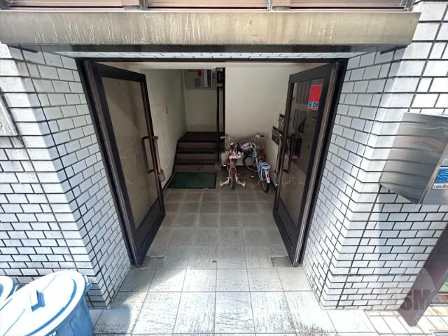 19/27 エントランス