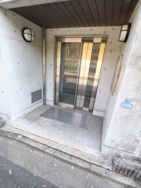 15/23 エントランス