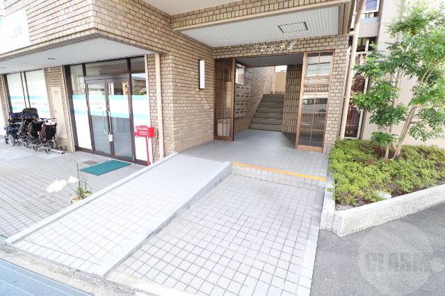 22/30 エントランス