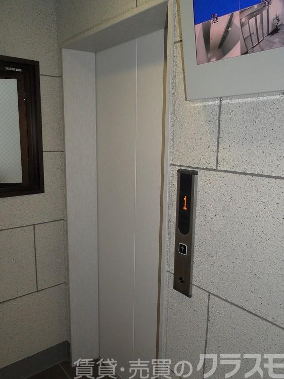 27/30 エントランス