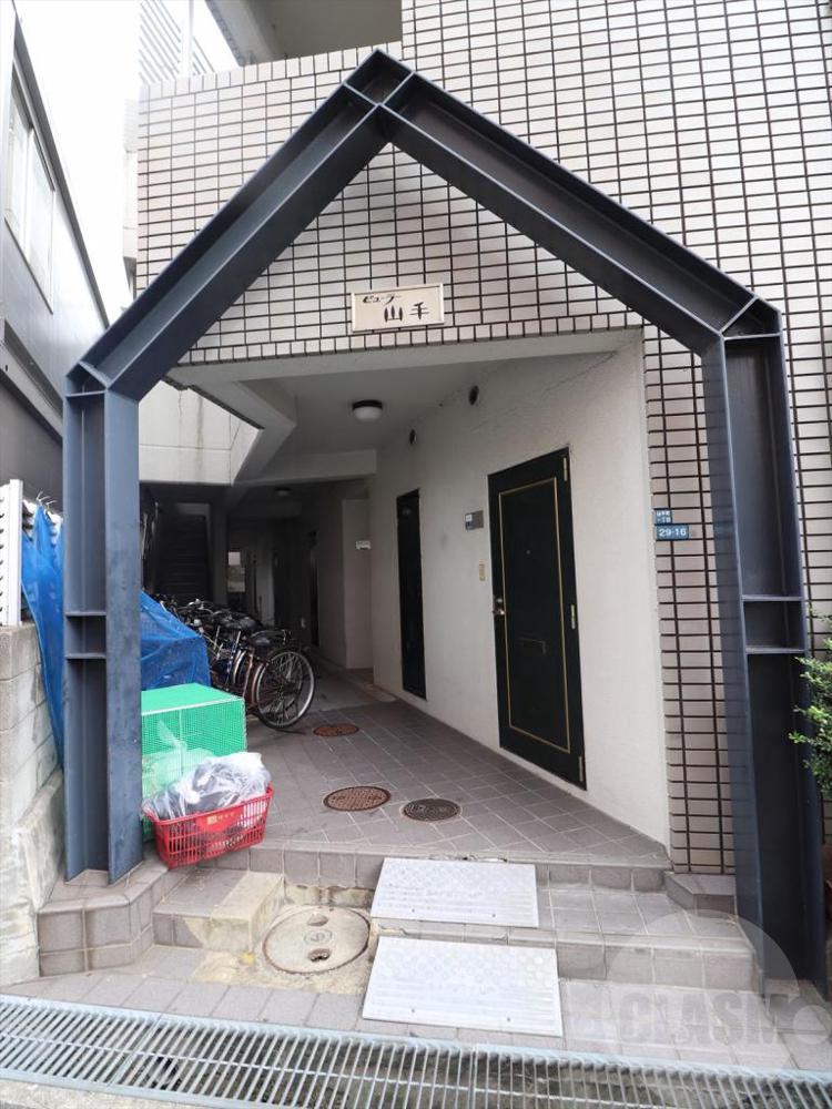 21/28 エントランス