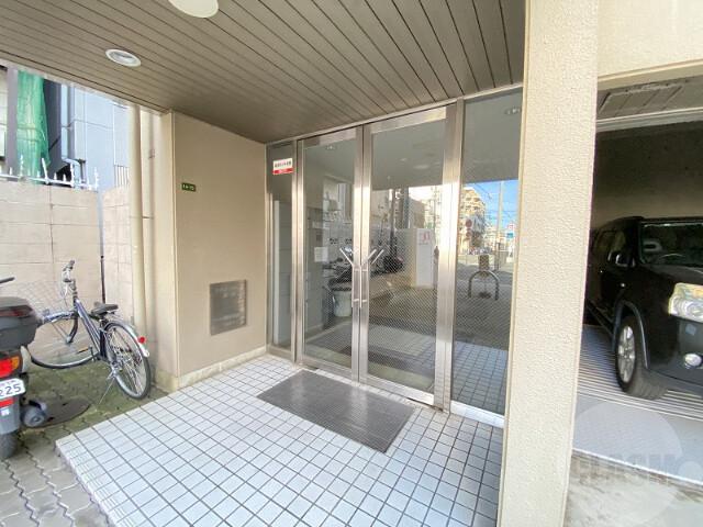 23/30 エントランス