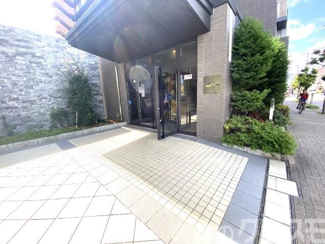 23/27 エントランス