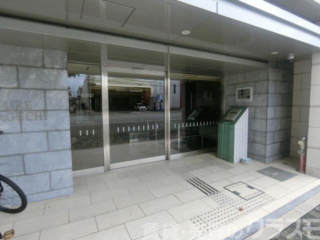 28/30 エントランス