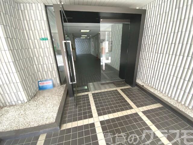 23/27 エントランス