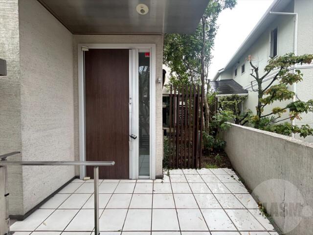 22/30 エントランス