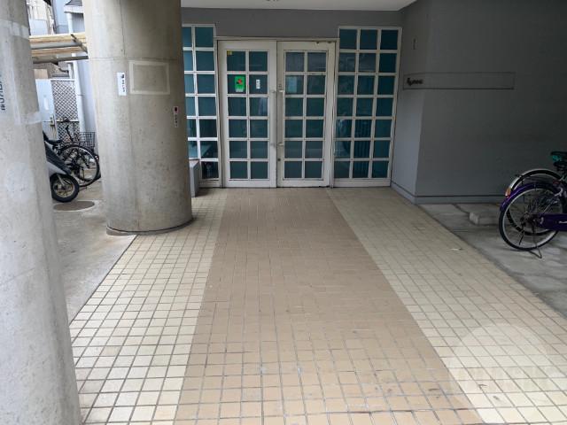 19/30 エントランス