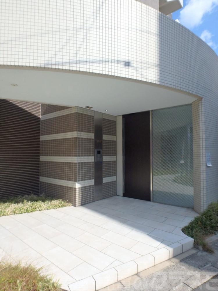 27/30 エントランス