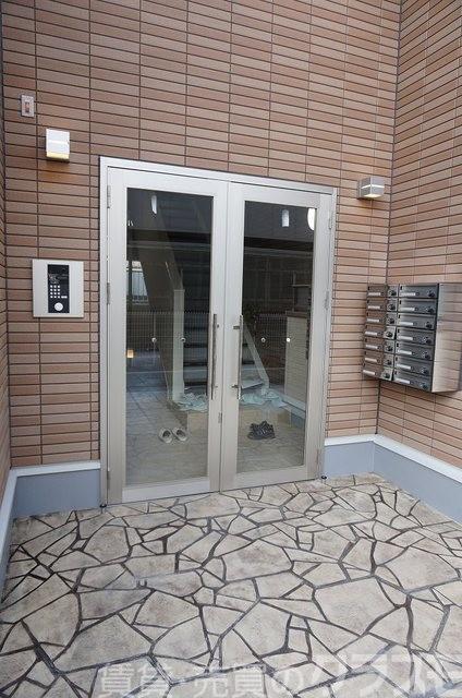 23/26 エントランス