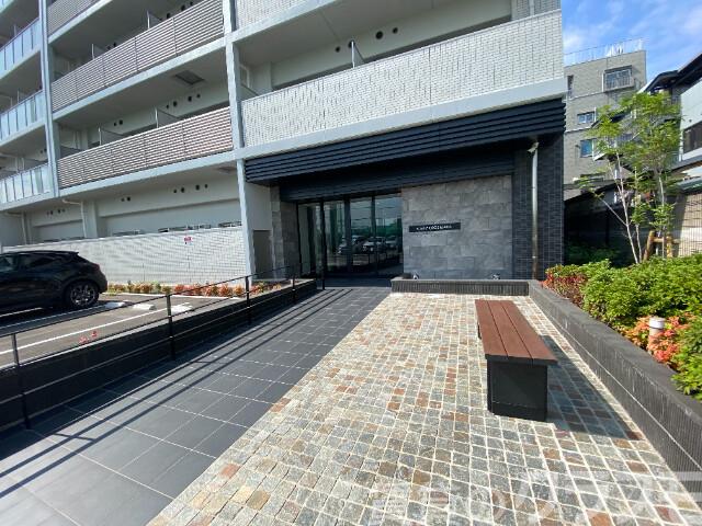 22/27 エントランス