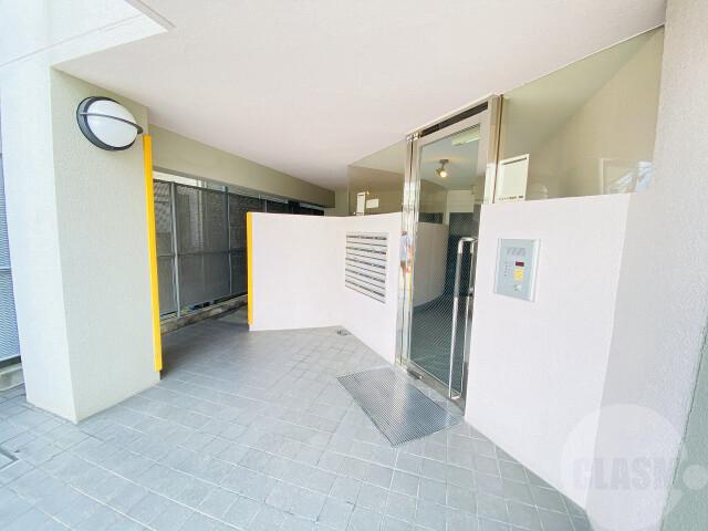 21/30 エントランス