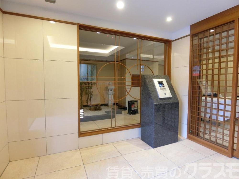 28/30 エントランス