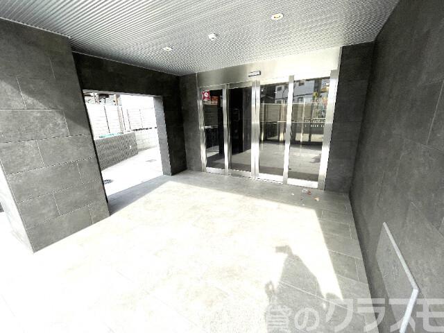 23/27 エントランス