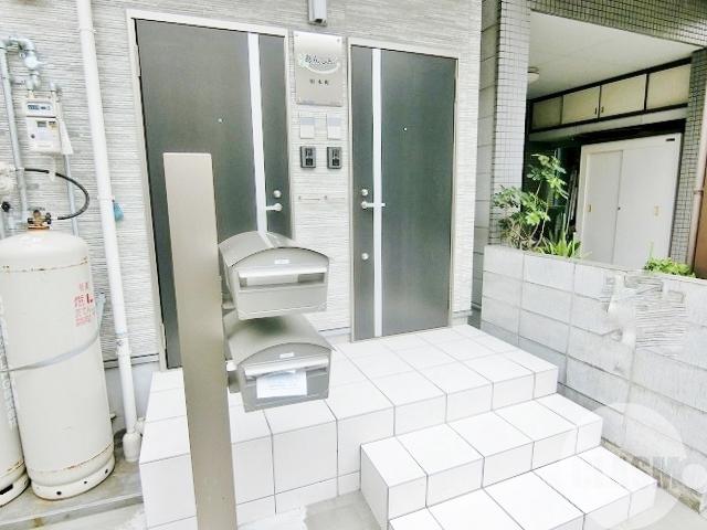 16/23 エントランス