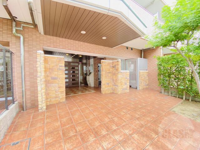 18/26 エントランス