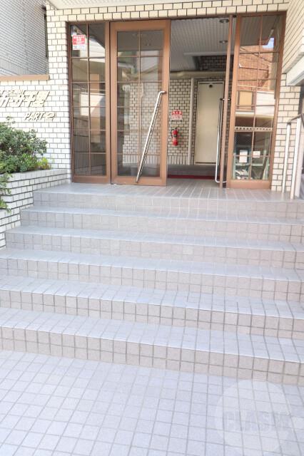 19/27 エントランス