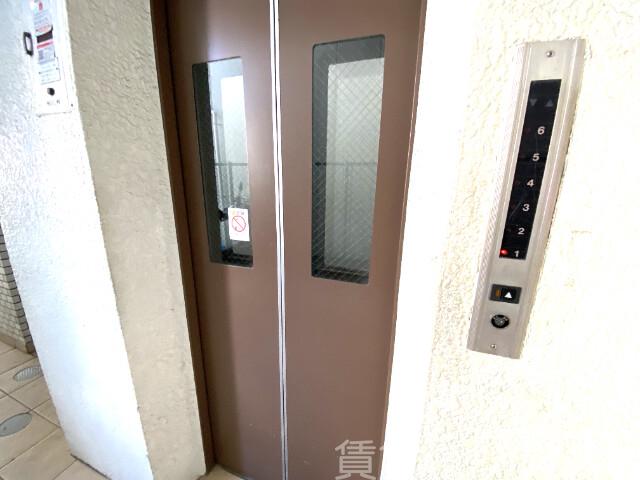 18/23 エントランス