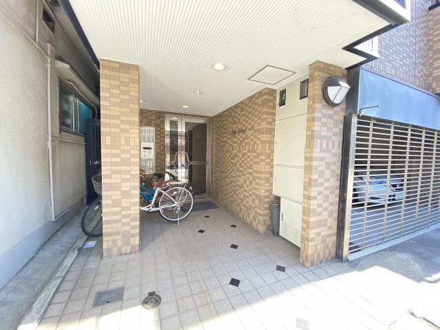 21/30 エントランス