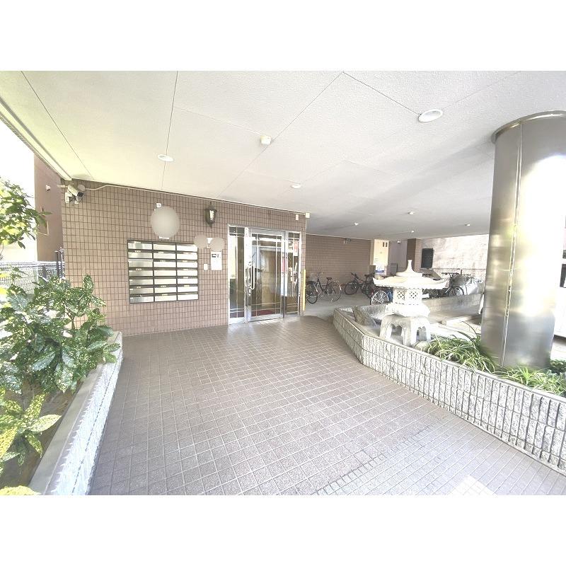 18/28 エントランス