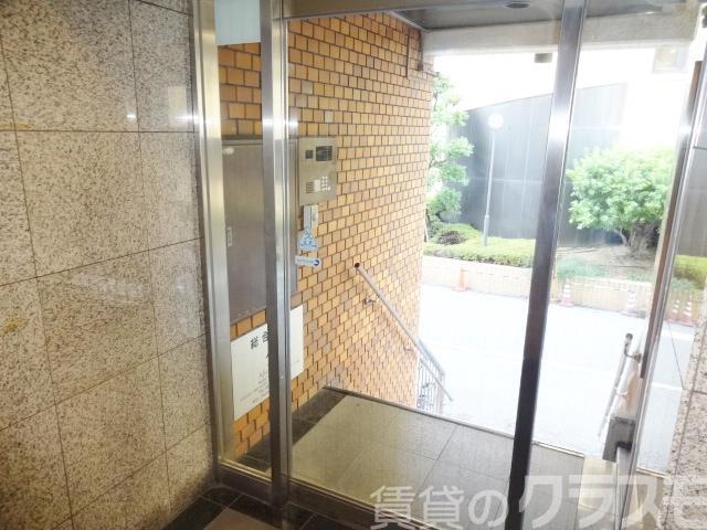 23/27 エントランス