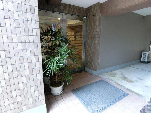 28/30 エントランス