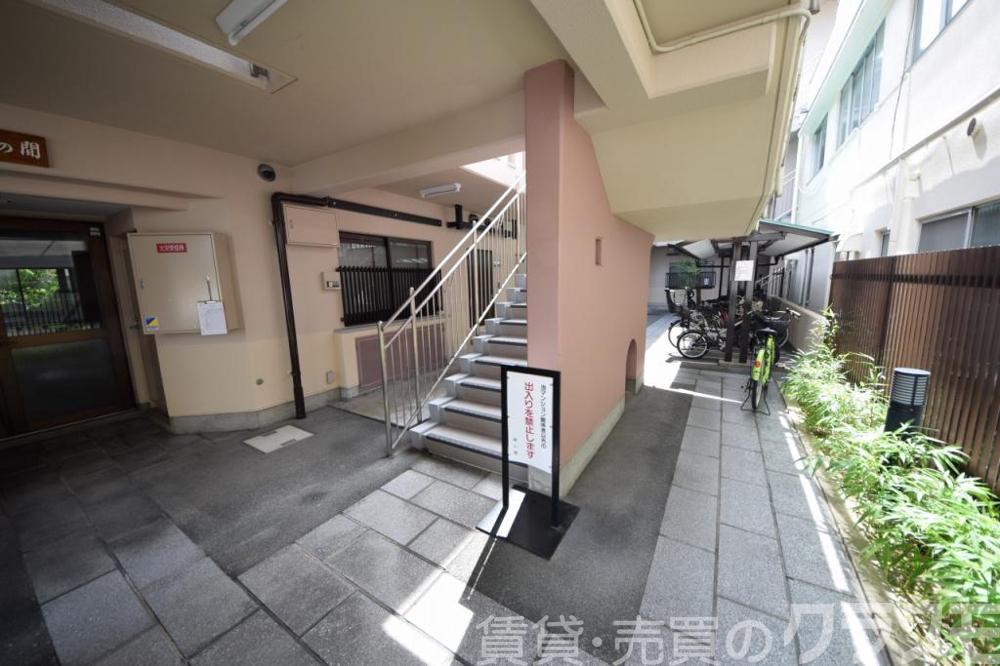 28/30 エントランス