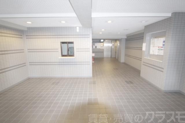 25/27 エントランス