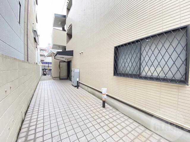 23/30 エントランス