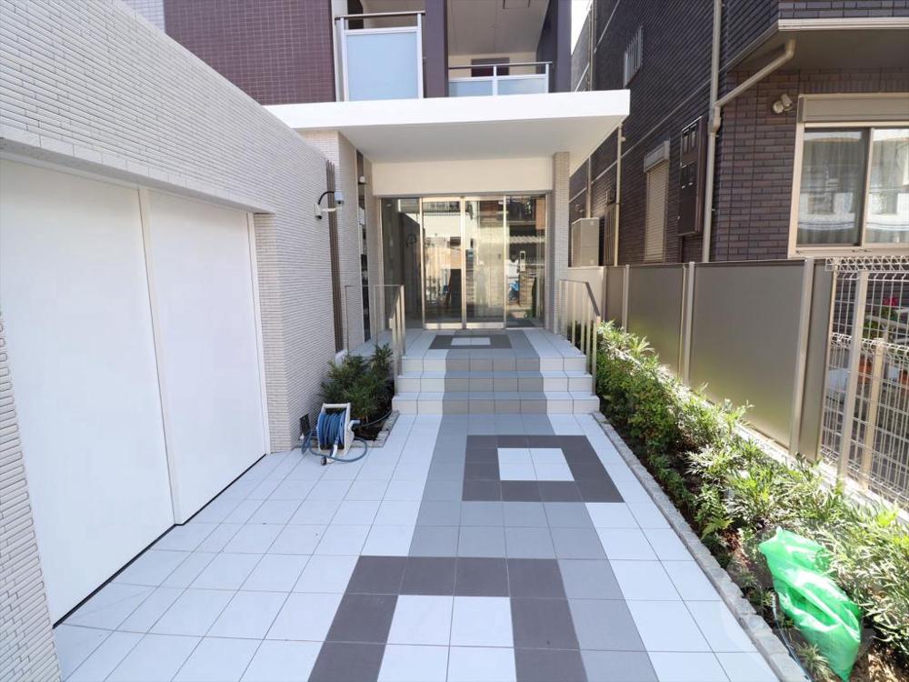 23/30 エントランス