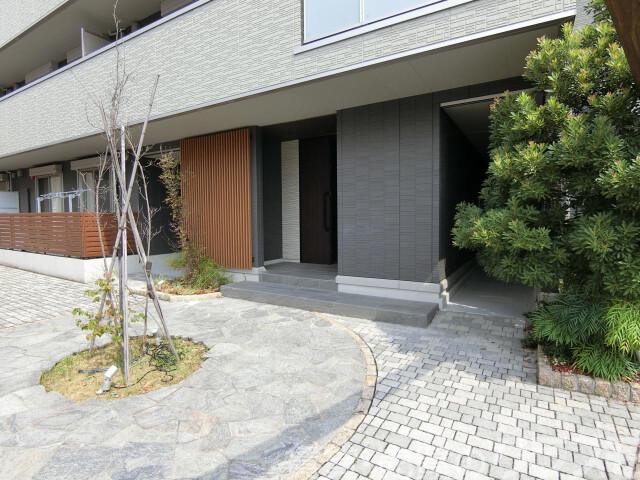 27/30 エントランス