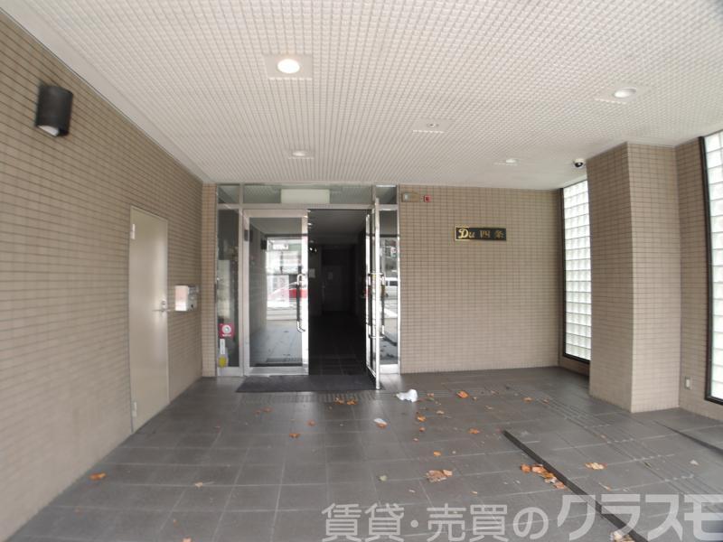 28/30 エントランス