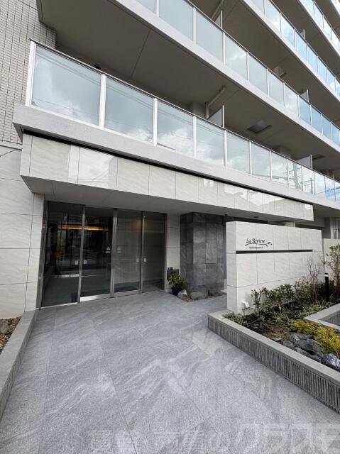 27/30 エントランス